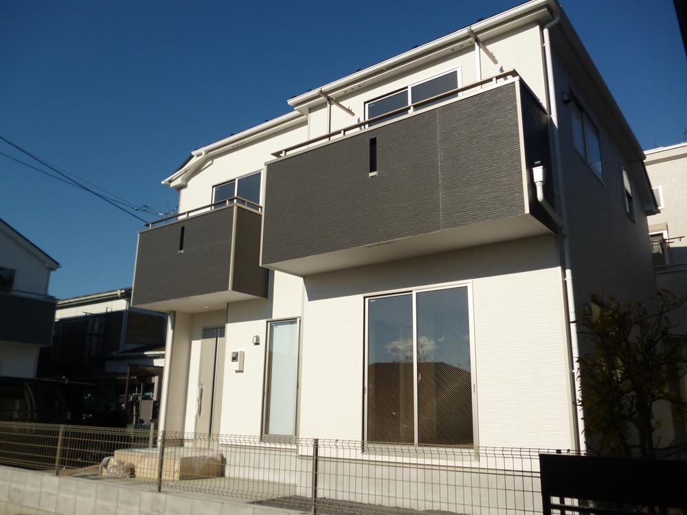 Local appearance photo. Building 2