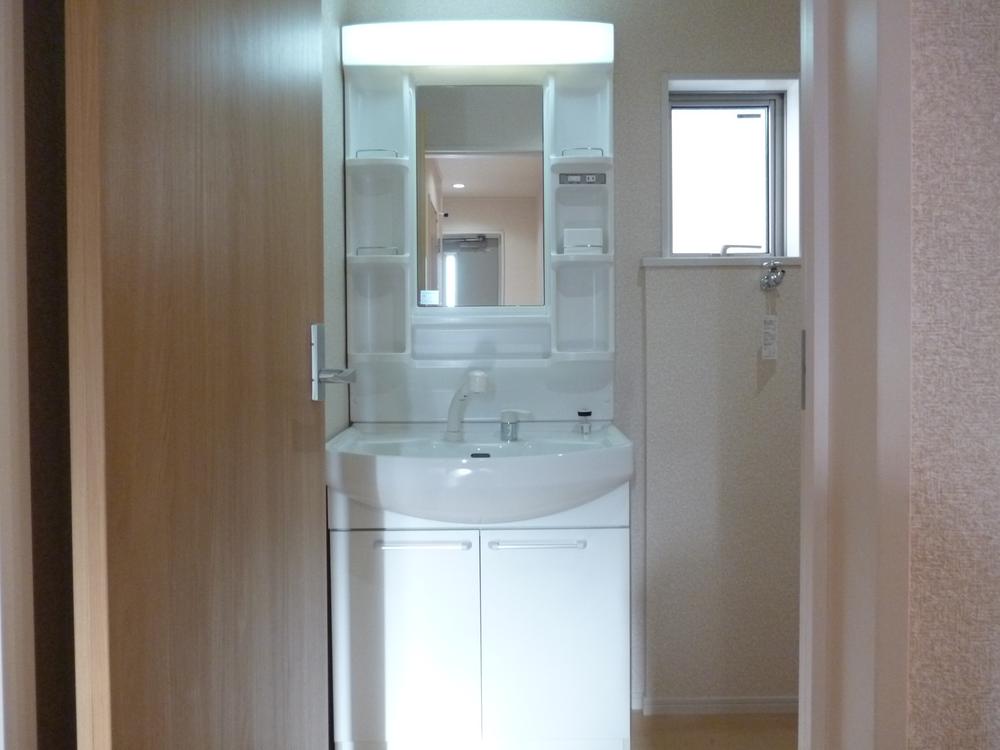 Wash basin, toilet. Building 2