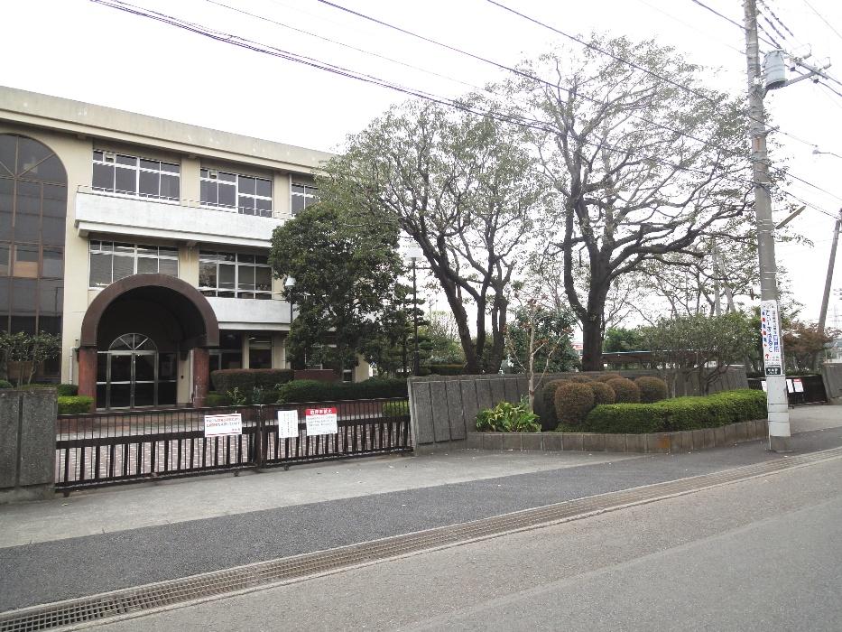 Junior high school. 1166m to Sagamihara Municipal Wakakusa junior high school
