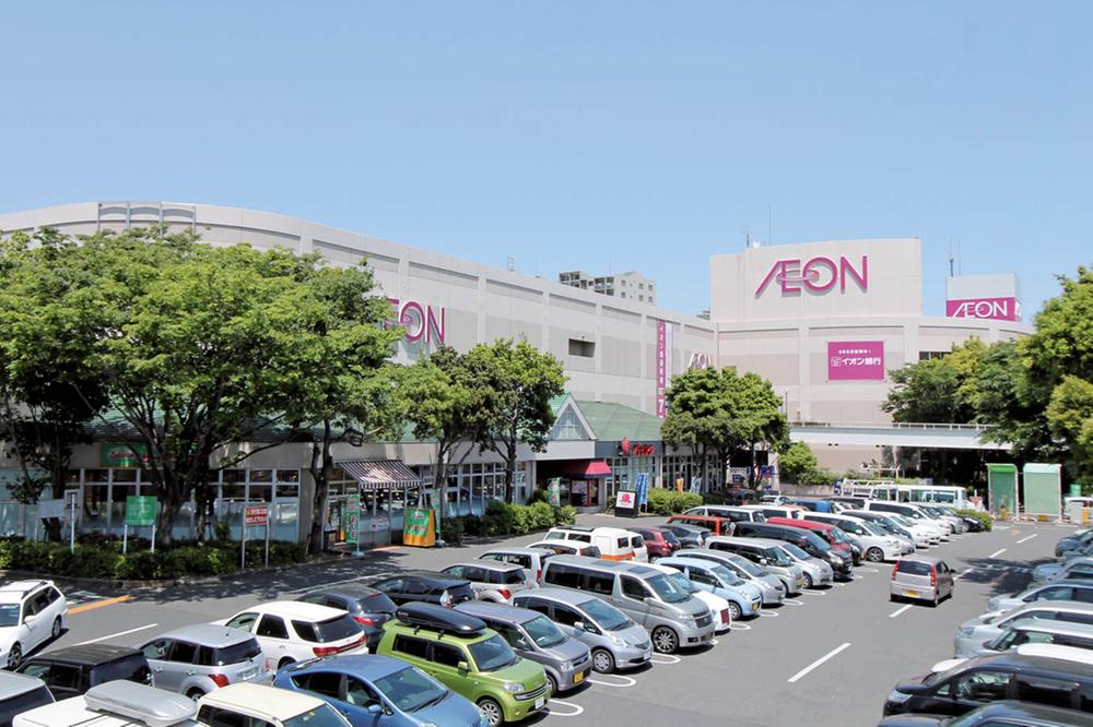 Shopping centre. 500m to ion