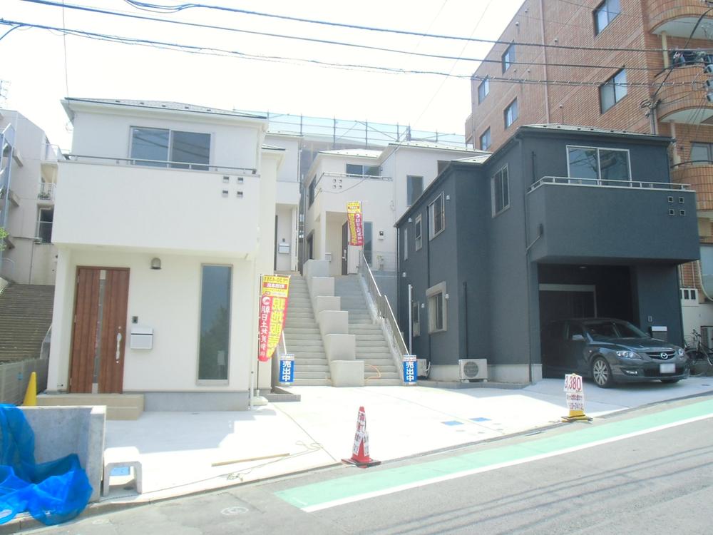 Local photos, including front road. F ・ G ・ H Building appearance