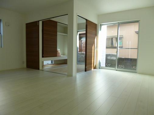 Living. Stylish Japanese-style room adjacent to the living room