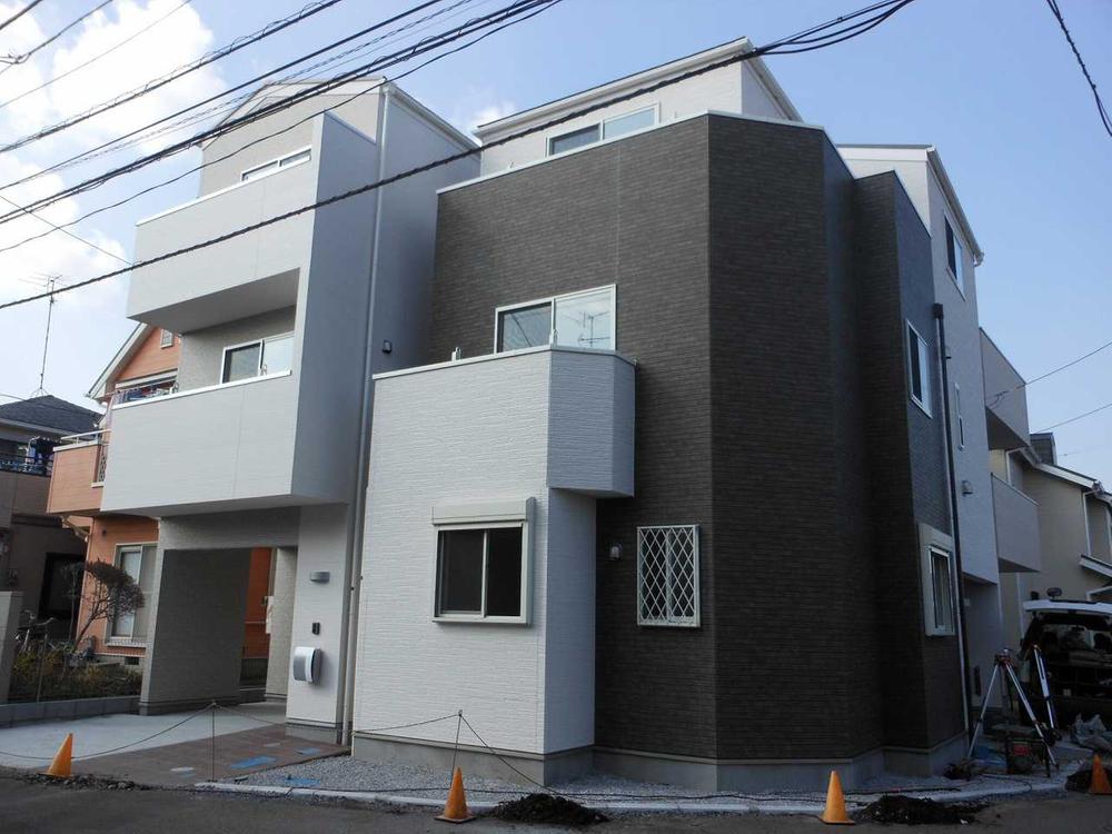 Local photos, including front road. appearance