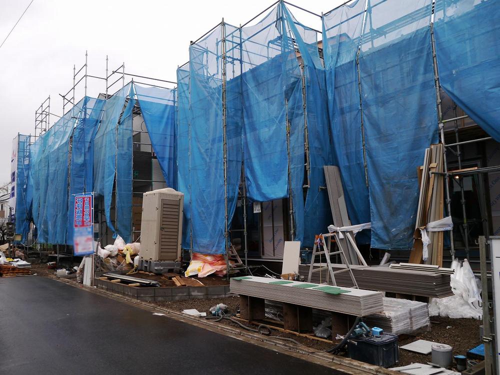 Local photos, including front road. It is also a good hit yang in all Tominami road Harataima Station walk 18 minutes of development subdivision. Car space is also possible two. 