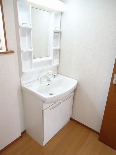 Wash basin, toilet. Wash basin