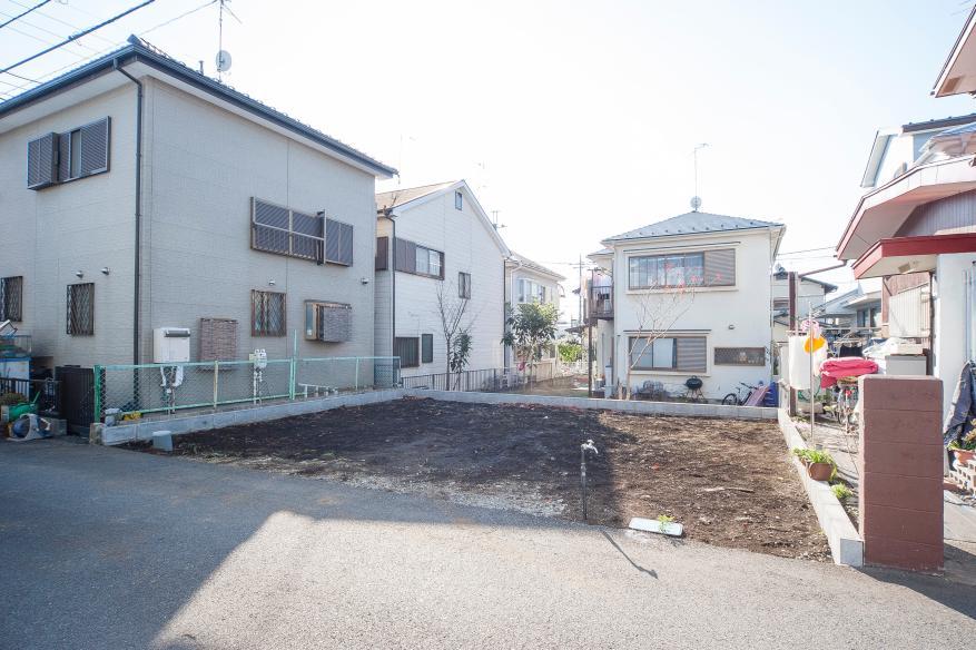 Local photos, including front road. Colonial tiled roof, Siding finish same specifications