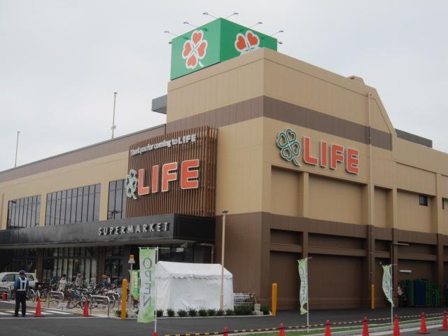 Supermarket. Made 300m hypermarkets to Super life shopping now more convenient.