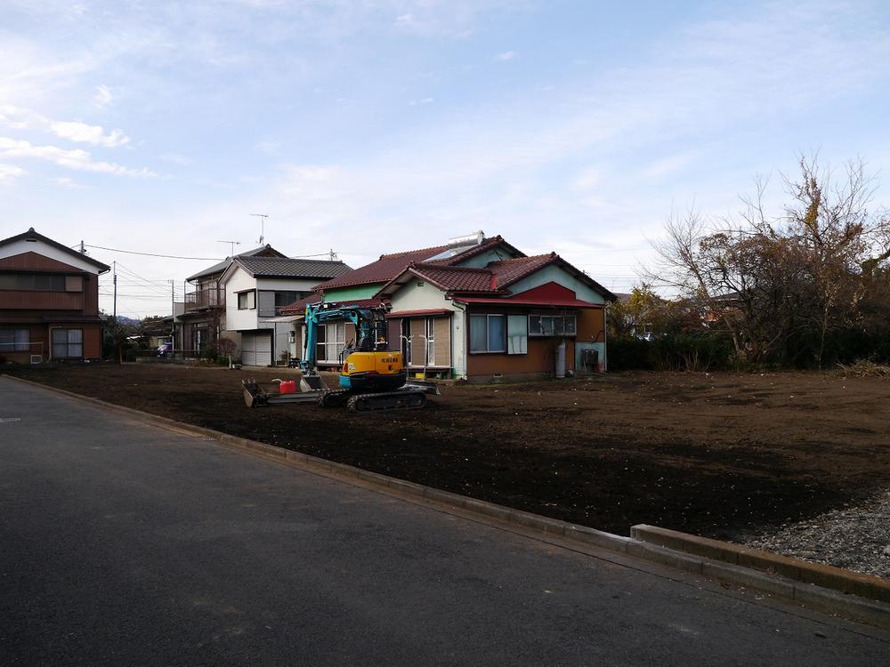 Local photos, including front road. It is also a good per sun in the south road in a quiet residential area of development subdivision.