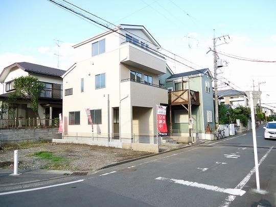 Local photos, including front road. Frontal road