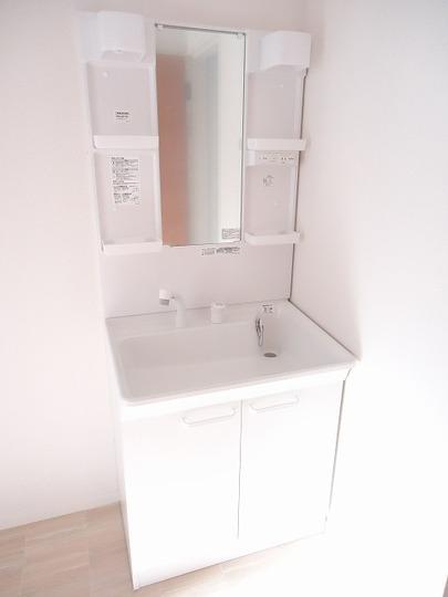 Wash basin, toilet. Wash