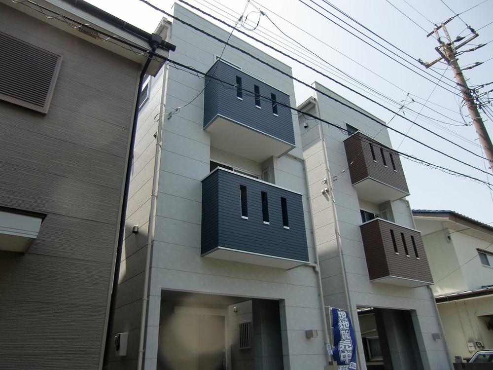 Local appearance photo. Building 2