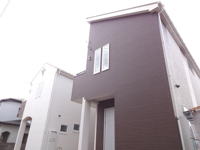 Local photos, including front road. local appearance