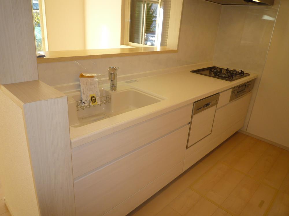 Kitchen. Face-to-face with kitchen happy dishwasher to wife