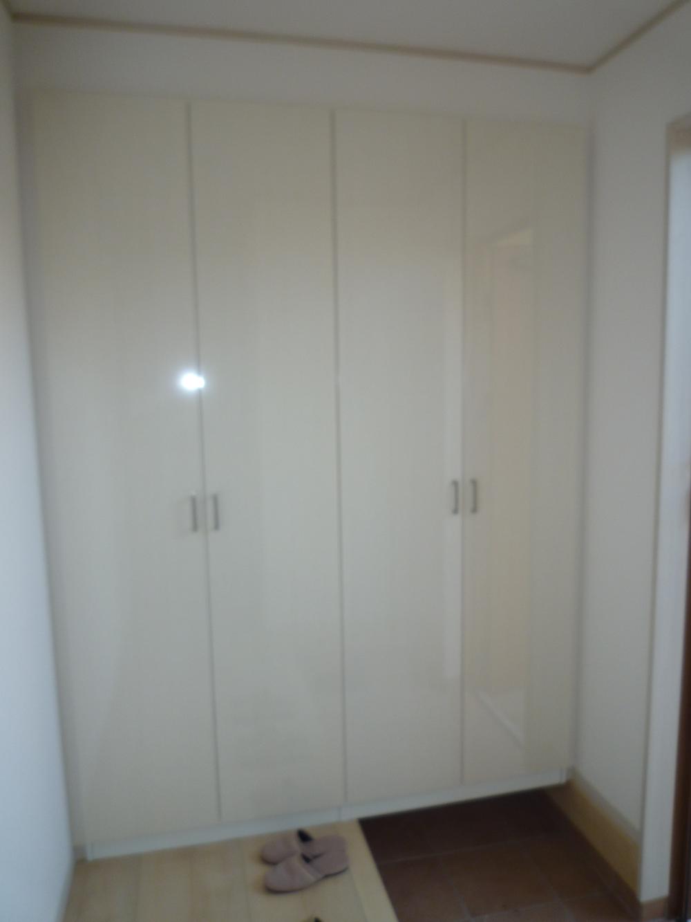 Entrance. Shoes BOX of mirror finish there a feeling of luxury