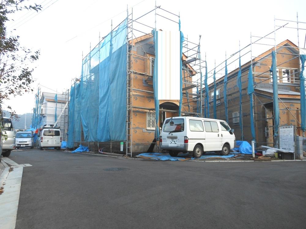 Local photos, including front road. Building 3