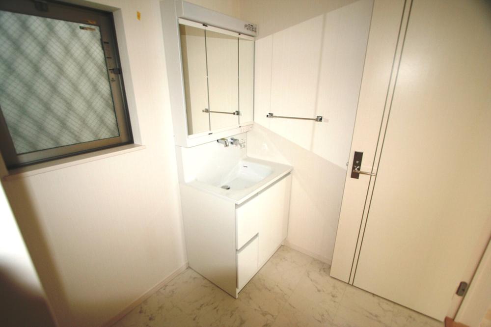 Wash basin, toilet. Local (July 2013) Shooting