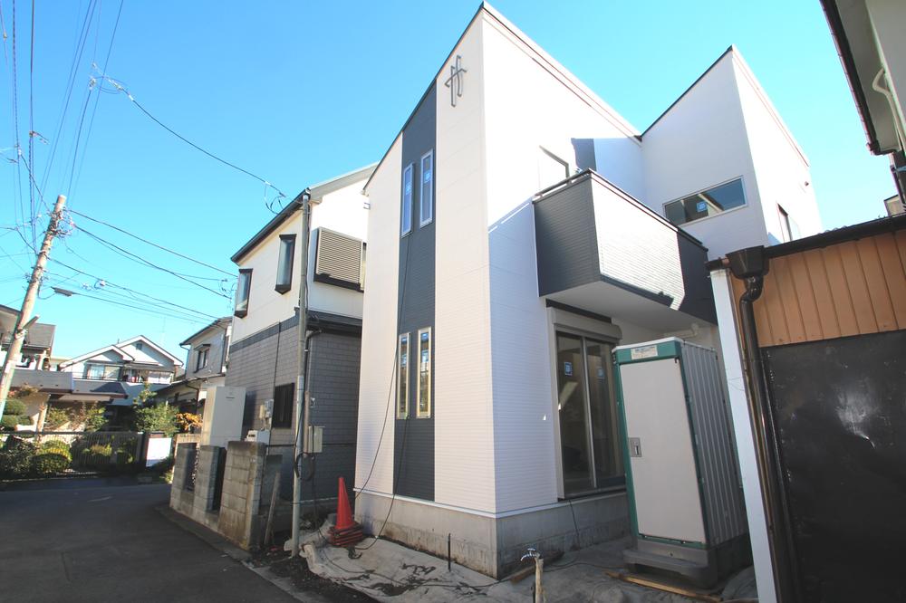 Local photos, including front road. Local (11 May 2013) Shooting