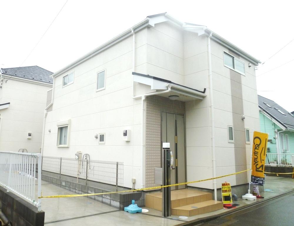 Local appearance photo. Building 2