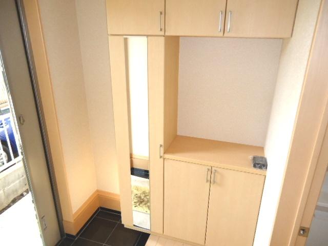 Entrance. 1 Building Entrance