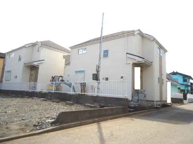 Local photos, including front road. Adjacent road