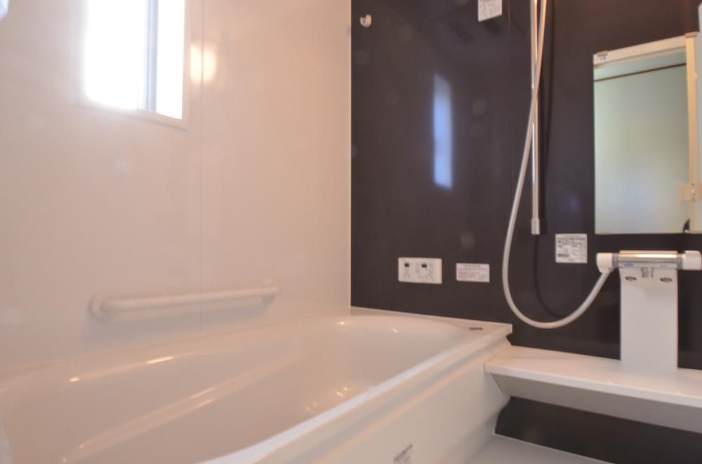 Bathroom. Please take your tired of the day stretched out his leg in a large bath of Hitotsubo size