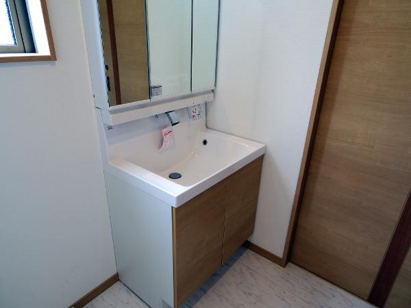 Wash basin, toilet. Indoor (10 May 2013) Shooting