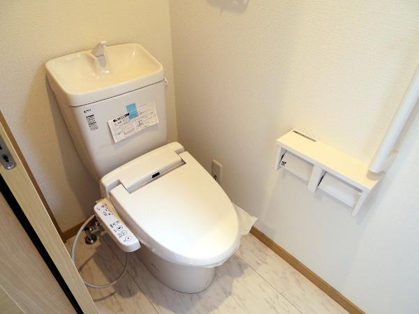 Toilet. Indoor (10 May 2013) Shooting