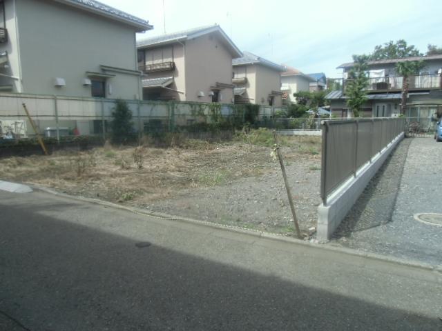 Local land photo. There is a sense of relief for the south road and east adjacent land passage.