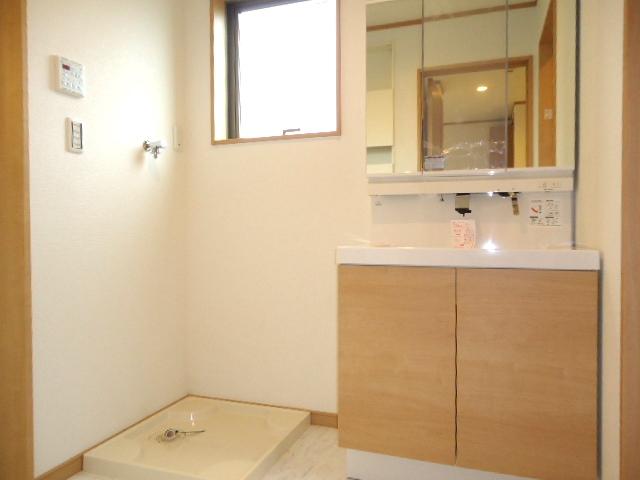 Wash basin, toilet. Washstand which adopted the three-sided mirror