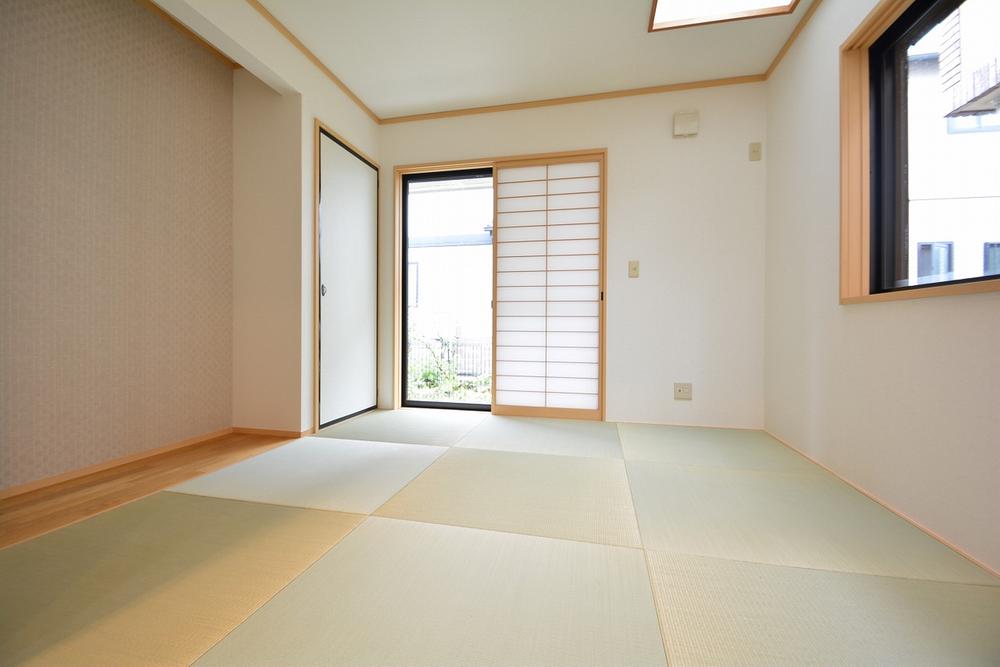 Non-living room. Japanese-style room is available also available as possible and drawing room to lay the child