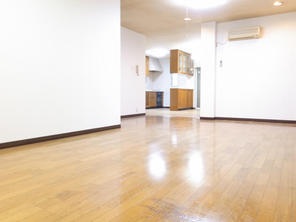 Living. ☆ There are spacious 33.5 quires living ☆