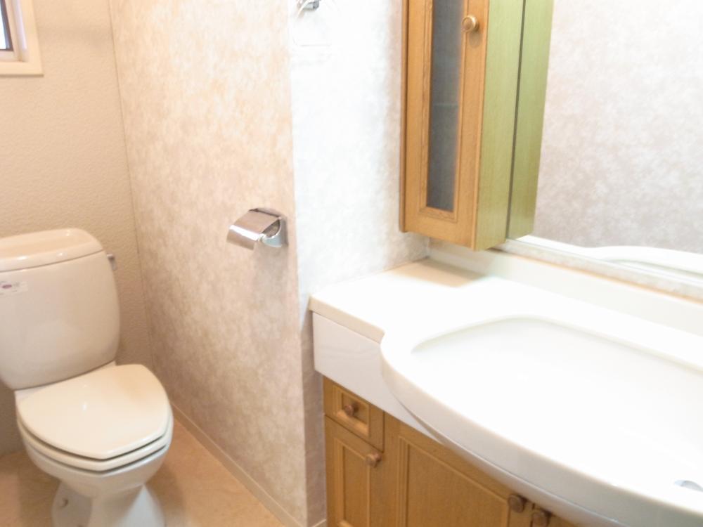 Wash basin, toilet. ☆ It is the second floor of a large washroom with toilet ☆