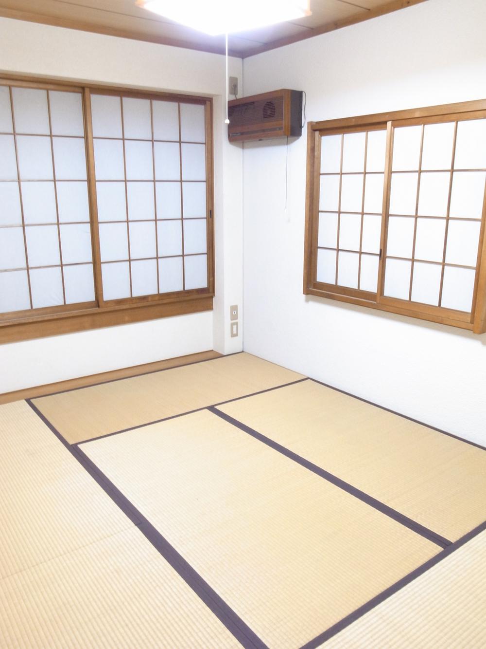 Non-living room. ☆ The second floor of a bright Japanese-style room ☆