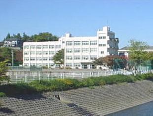 Primary school. Yamatohigashi until elementary school 1040m
