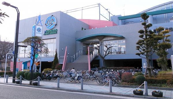 Streets around. Sports club