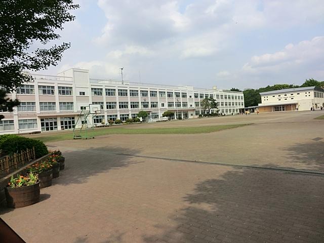 Primary school. Fukami to elementary school 950m