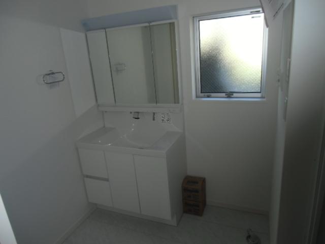 Wash basin, toilet. Local (11 May 2013) Shooting