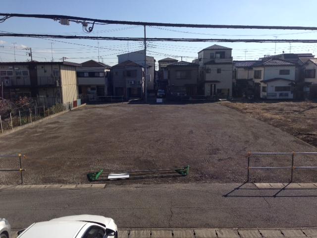 Local photos, including front road. Selling local