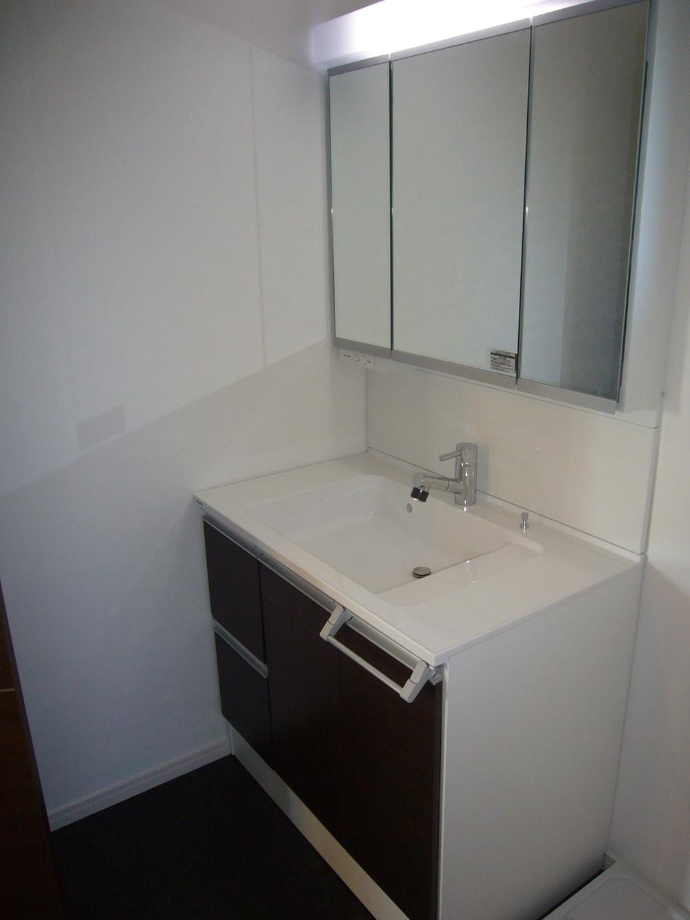 Wash basin, toilet. Indoor (11 May 2013) Shooting