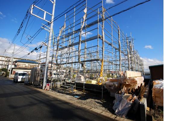 Local photos, including front road. Local (12 May 2013) Shooting. 1 Building.