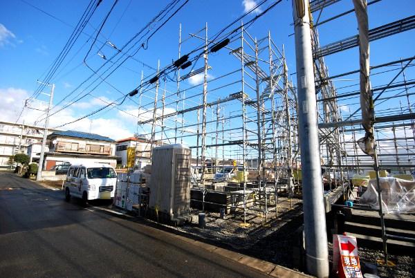 Local photos, including front road. Local (12 May 2013) Shooting. Building 2.