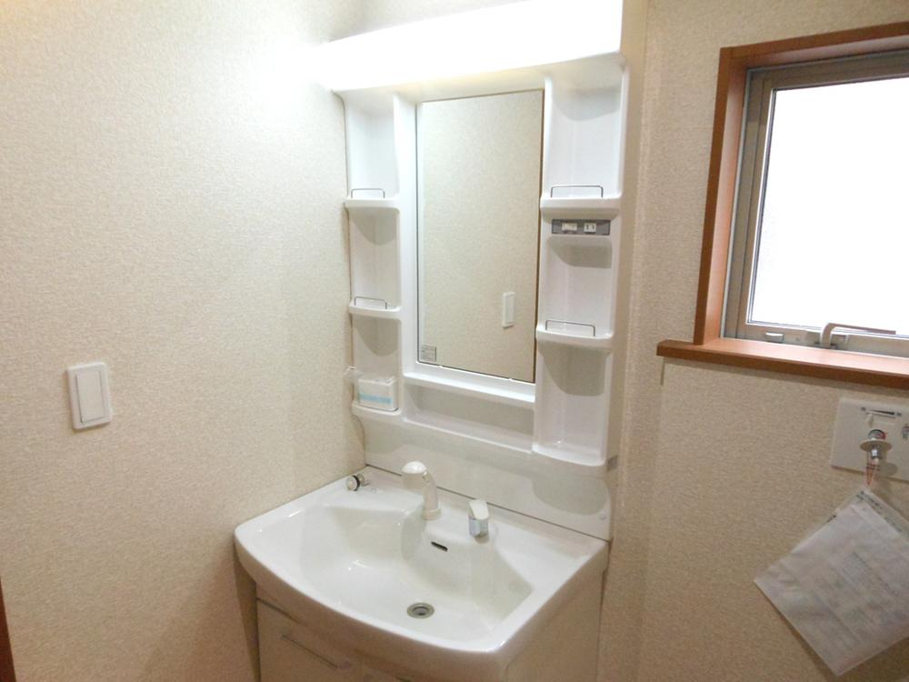 Wash basin, toilet. Building 2