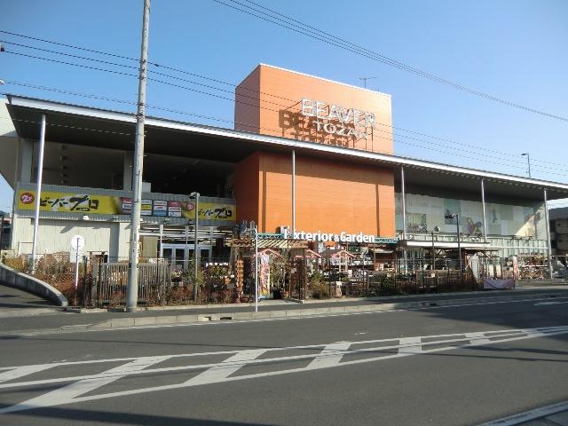 Shopping centre. 900m to Beaver climbing