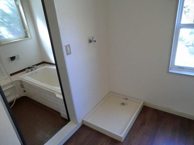 Wash basin, toilet. There is also a waterproof bread