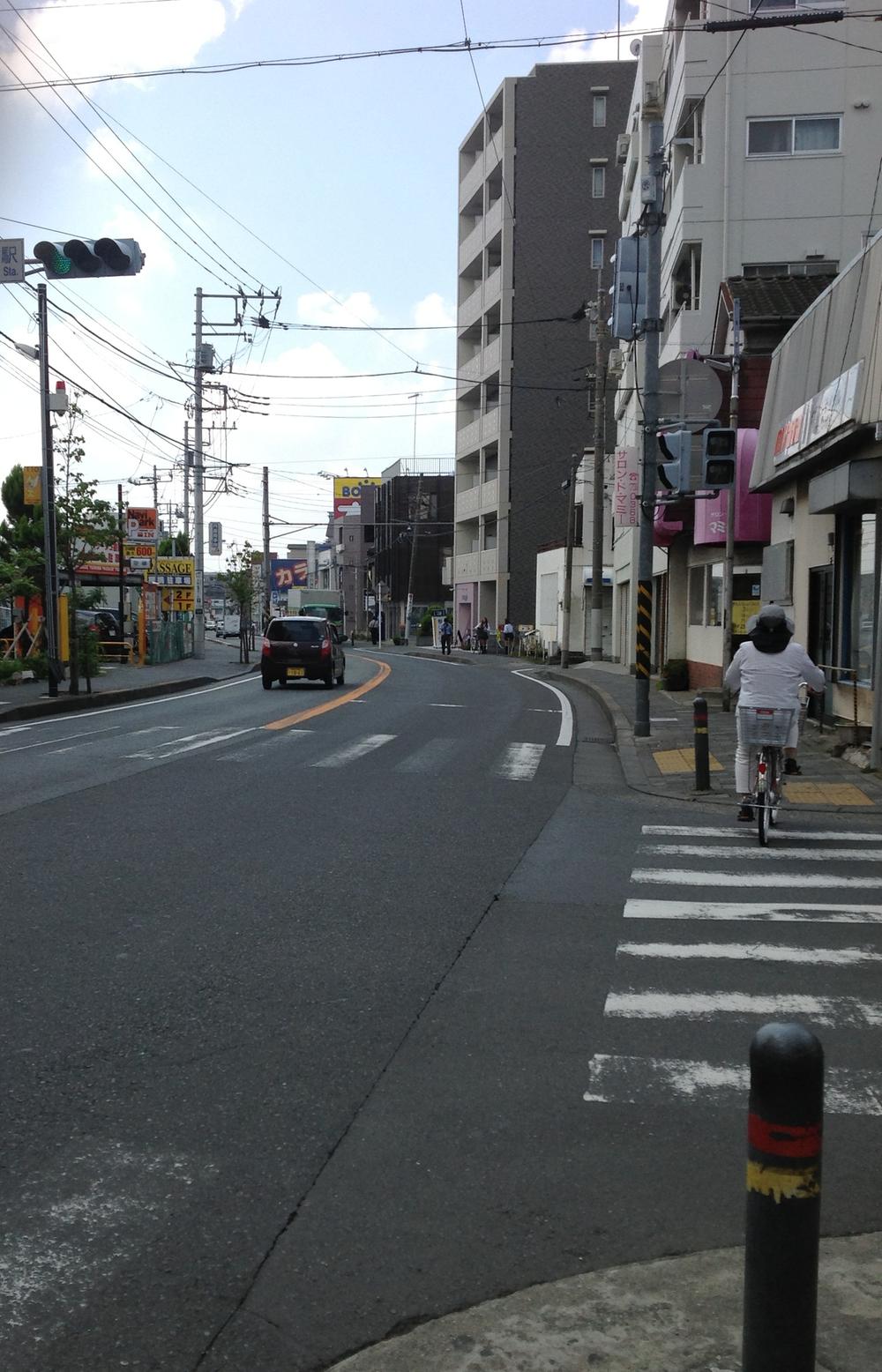 station. Maruetsu on the road from the 400m station to Bahnhofstrasse ・ Book-Off ・ Lawson ・ post office ・ It aligns Seven-Eleven and anything