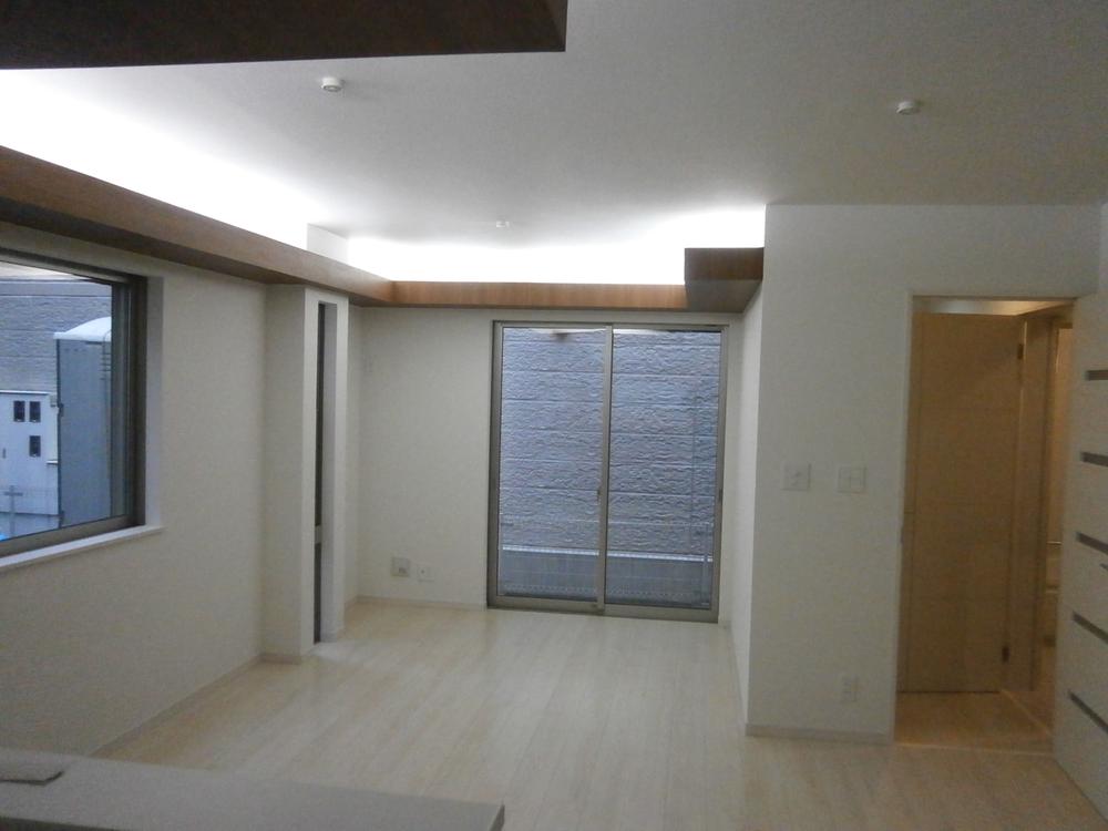 Living. Local (11 May 2013) Shooting It is light is likely to enter because the window is large. 