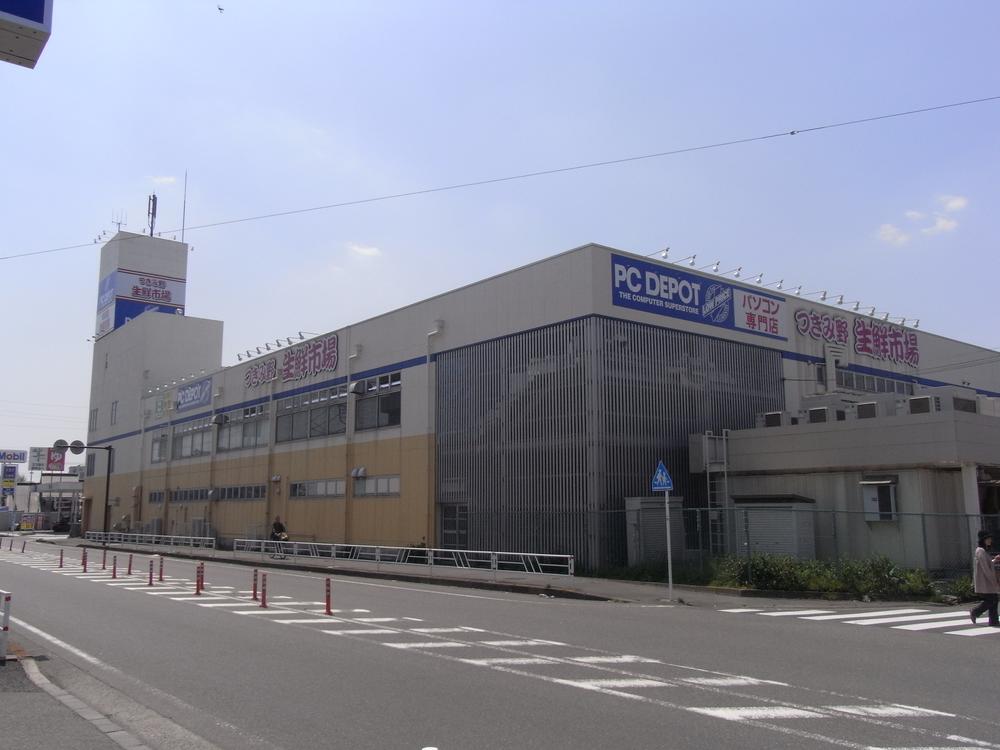 Supermarket. 690m until Tsukimino fresh market