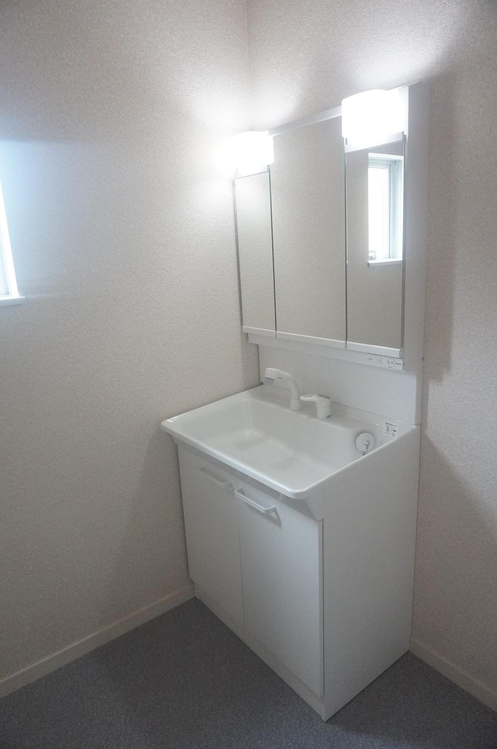 Wash basin, toilet. 1 Building Wash basin