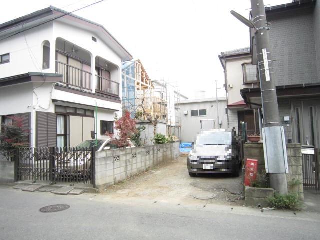 Local photos, including front road. Local (12 May 2013) Shooting