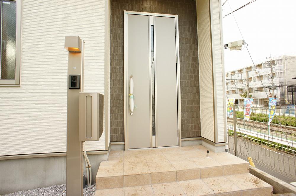 Entrance. Local (10 May 2013) Shooting, It is a simple entrance door.